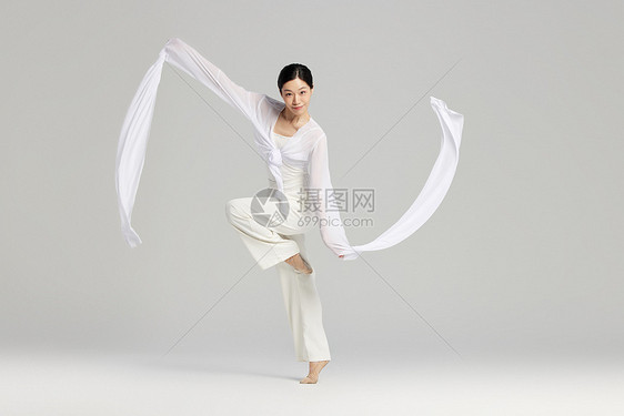 年轻女性舞者跳水袖舞形象图片