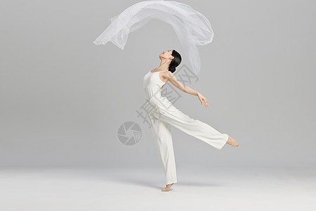 女性舞者挥动白纱跳舞形象图片