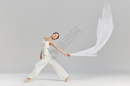 挥动白纱跳舞的女性舞者图片