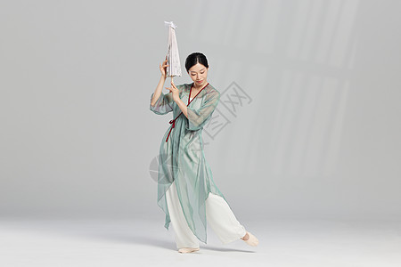 手拿油纸伞跳舞的东方美女图片素材
