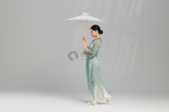 手拿油纸伞的东方美女形象图片