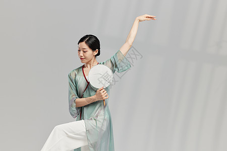 古典国风美女跳柔美扇子舞图片