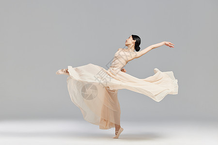 女性舞者舞动长裙起舞背景图片