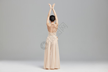 女性舞者柔美的背影图片