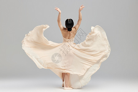 女性舞者柔美的背影图片
