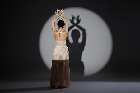 舞台上的美女舞者跳孔雀舞背影图片素材