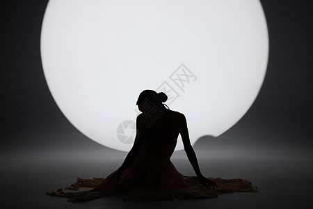 美女月亮舞台上的女舞者剪影背景