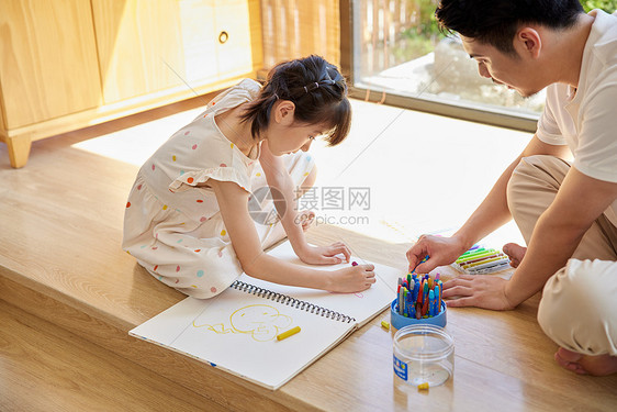 父亲暑假居家陪着女儿画画图片