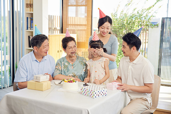 家人给小女孩准备生日惊喜图片