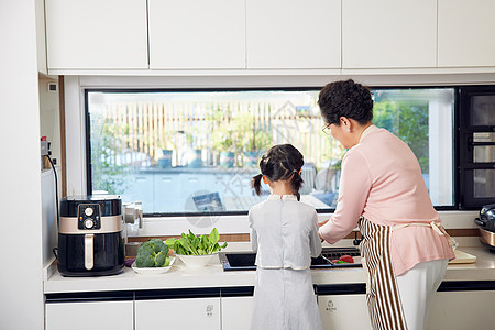 奶奶和小女孩厨房一起洗菜背影图片