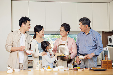 中秋节一起制作月饼的一家人图片