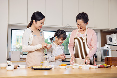 家人一起做饭祖孙三代人中秋节一起制作月饼背景