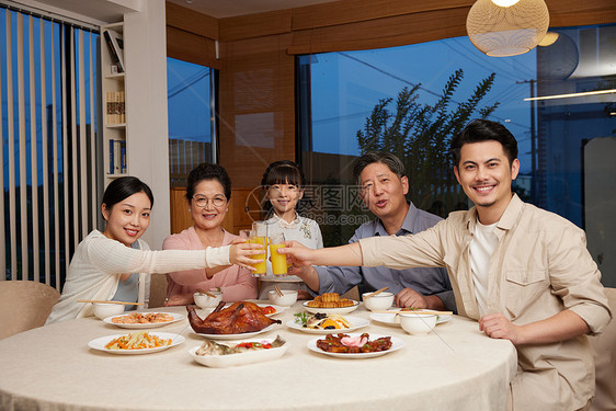 幸福家庭聚餐碰杯图片