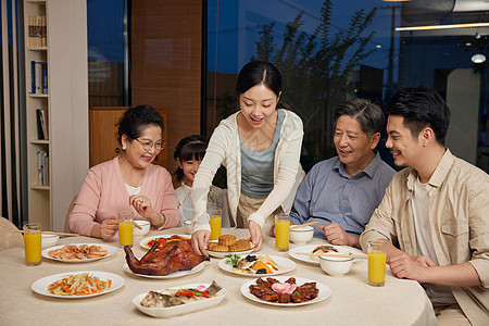 中秋家庭团圆聚餐图片