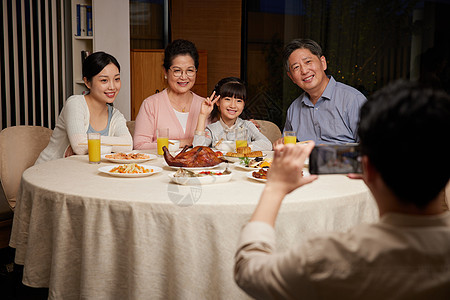 中秋节家庭团圆聚餐图片