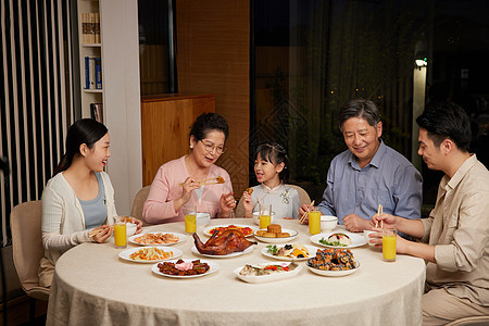 中秋节幸福家庭团圆聚餐图片