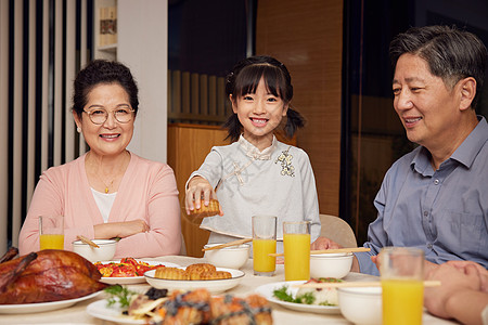 小女孩中秋节聚餐吃月饼高清图片