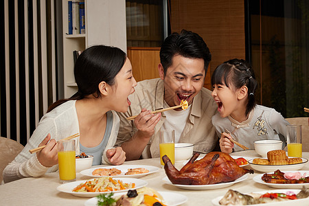 全家团圆吃饭赏月插画高清图片中秋节一家人吃饭团圆高清图片中秋节