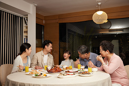 中秋节聚餐的一家人背景图片