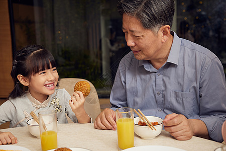 中秋节爷爷和孙女互动吃月饼图片