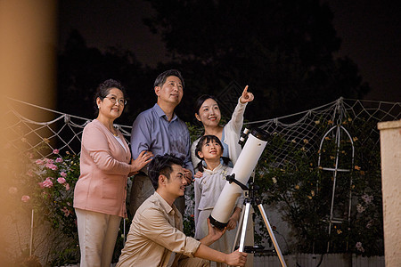 中秋节夜晚赏月的幸福家庭图片