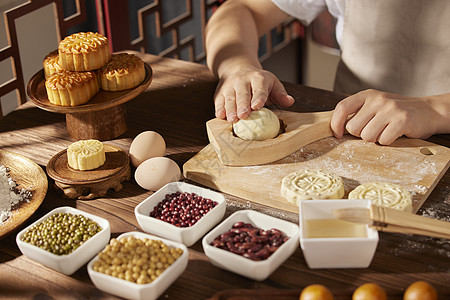 传统中秋节月饼制作压入模具背景