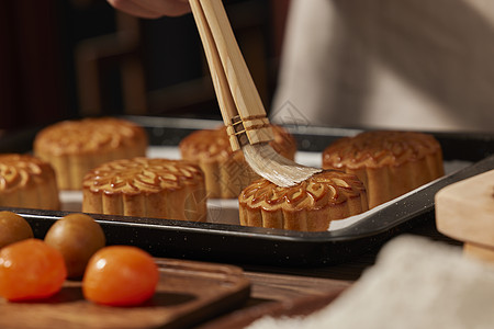 月饼制作给月饼刷油特写背景