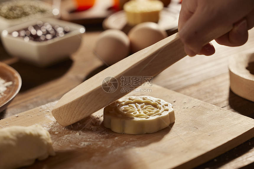 使用模具制作月饼特写图片