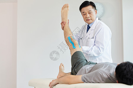 医生协助病人做腿部康复训练图片