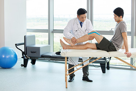 帮助病人做腿部复健的医生图片