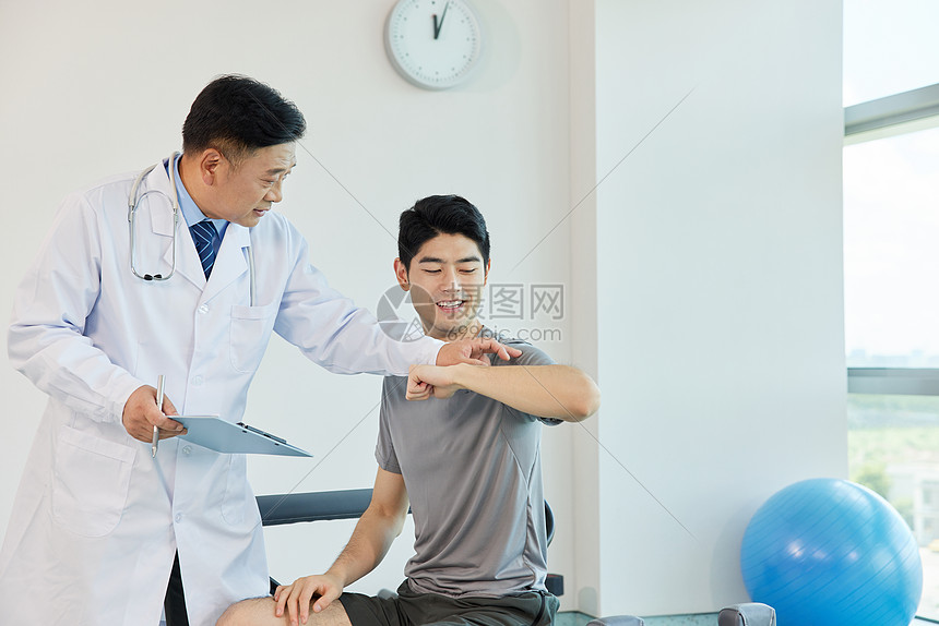 医生指导病人复健按摩身体高清图片下载-正版图片502504982-摄图网