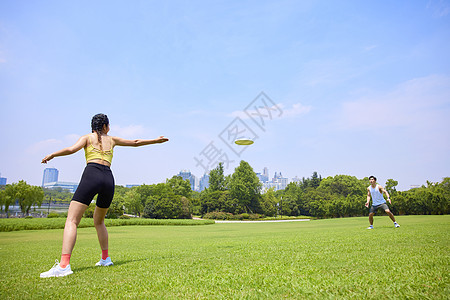 青年男女在户外飞盘运动高清图片