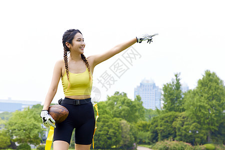 年轻美女玩腰旗橄榄球图片