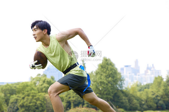 年轻男性玩腰旗橄榄球图片