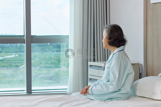 生病住院的老人孤独背影图片