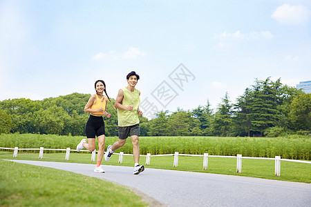 年轻男女户外跑步运动图片