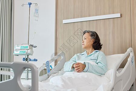 生病住院的老年人卧床输液打点滴高清图片