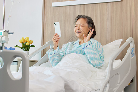 手机通话使用手机打视频通话的住院老人背景