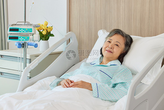 躺在病床上休息的老人图片