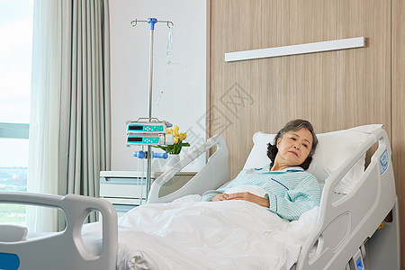 孤单老年病患住院卧床休息图片