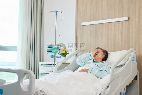 卧病在床休息的老年病患图片