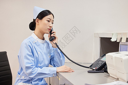医院前台打电话的护士背景图片