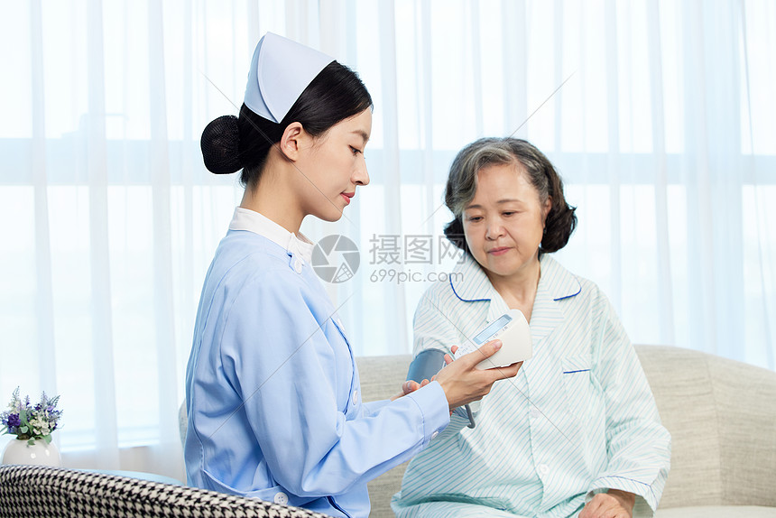 女护士为老年患者测量血压图片