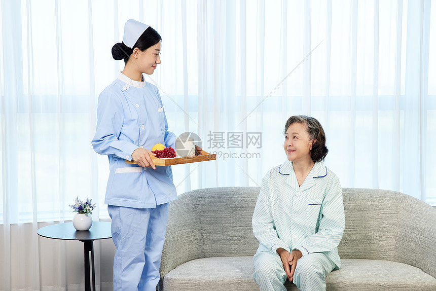 医院护工细心照顾住院老人图片