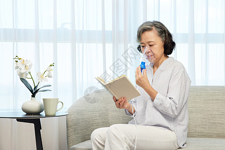 独居的老人看书使用氧气罩图片