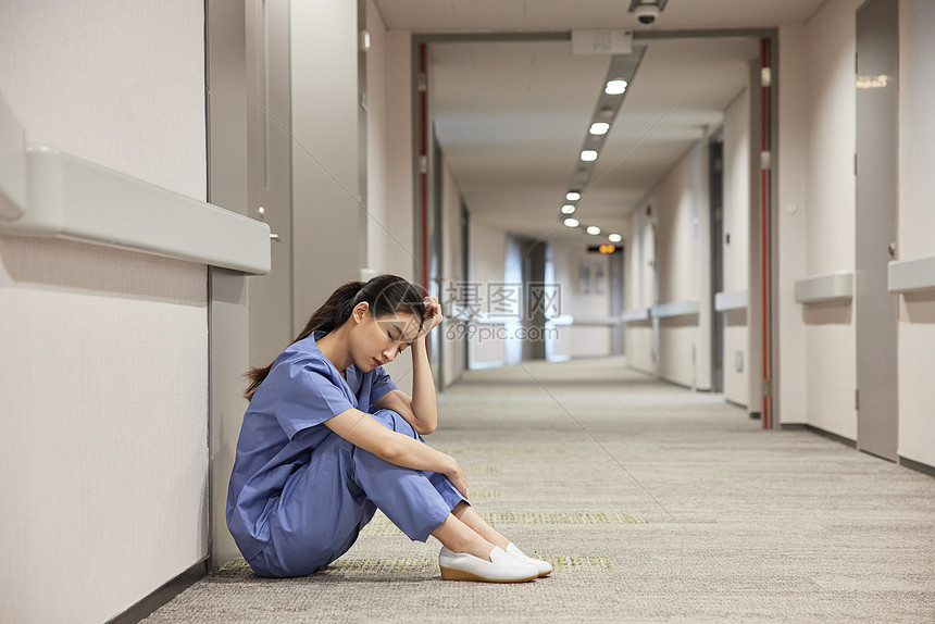 医院走廊上的女护工劳累疲惫图片
