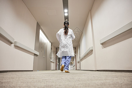 医院走廊女医生跑向手术室背影图片