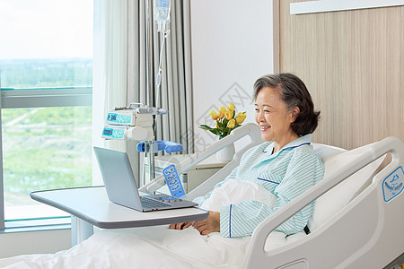 生病住院的老人使用电脑视频通话背景图片