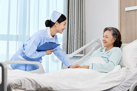 护士询问记录老年病患身体状况背景图片