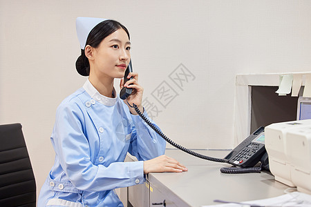 在医院前台打电话的护士背景图片